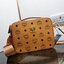 M.C.M KLASSIK CROSSBODY BOX BAG ไอเท็มขวัญใจเซเลปอีกหนึ่ง!! กระเป๋าสะพายครอสบอดี้ดีไซน์ทรงกล่อง ด้วยรูปลักษณ์ที่มีสไตล์ สามารถใช้กับลุคแคชชวล หรือลุคไหนๆก็ทำให้ดูโดดเด่นขึ้นมาได้ วัสดุหนังแคนวาสคุณภาพดี เปิด-ปิดด้วยซิป มีช่องหลัก 2 ช่อง มาพร้อมสายสะ
