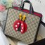 VIP GIFT 】หนังแท้ GUCCI Children's tote bag GG kids ที่สุดของความน่ารัก ลิมิเต็ดแบบไม่มีเอาท์ สาวๆสายหวานไม่ควรพลาดด้วยประการทั้งปวงเลยค่าา หนังแท้เกรดดีที่สุด พิมพ์ลายแบรนด์รอบใบเทคเจอร์สวยอยู่ทรง ภายในมีโลโก้กว้างและจุสุดๆใส่สัมภาระได้เยอะ ภาพถ่ายจ