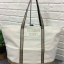 Victoria's Secret Canvas Tote Bag กระเป๋าสะพายวัสดุแคสวาสสีครีม ด้านล่างเป็นกลิตเตอร์ สกรีนชื่อแบรนด์ ฐานกระเป๋าเป็นหนัง ด้านหน้ามีช่องเล็กไว้ใส่ของได้ เปิดปิดด้วยซิป ซับในลายแบรนด์ มีช่องซิปเล็กแยกใส่ของ1ช่อง จุของได้เยอะมาก