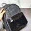 GUESS BACKPACK BAG กระเป๋าสะพายเป้รุ่นยอดนิยม วัสดุ Saffiano PVC คุณภาพดี นิ่ม น้ำหนักเบา ด้านหน้าประดับด้วยโลโก้แบรนด์สวยหรู มีช่องสำหรับใส่ของด้านหน้า1ช่องใช้งาน ช่องหลักเปิดปิดกระเป๋าด้วยซิปสะดวกใช้ ด้านในโล่งกว้างมีช่องซิปและช่องเล็กสำหรับใส่ของแยกเป็