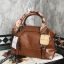 ทรงสวยมาก ห้ามพลาดเลยค๊า รุ่นใหม่จาก แบรนด์ PARFOIS หนังสวย ขนาดกะลังดี ด้านข้างเก็บทรงทำให้กระเป๋าดีไซด์ ไม่ซ้ำใคร แถมภายในมีช่องเก็บของหลายช่องแยกเก็บได้หลายช่อง แนะนำเลยคะใบนี้ ดีงามแน่นอน