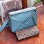Loewe Puzzle Bag In Classic กระเป๋าทรง Puzzle นี้ออกแบบโดย Jonathan Anderson โดยได้รับแรงบันดาลใจในการออกแบบมาจากรูปทรงของลูกรักบี้ ดังนั้น จึงจะเห็นได้ว่าการตัดเย็บและรูปทรงของกระเป๋านั้นคล้ายคลึงกับลูกรักบี้ รูปทรงดูมินิมอลไม่ทิ้งคอนเซ็ปต์ของแบรนด์ สามา