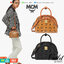 M.C.M Anna Visetos Crossbody Mini กระเป๋าครอสบอดี้ไซส์มินิใบนี้ใช้ประโยชน์จากดีไซน์สุดคลาสสิกของไลน์ Anna ทำให้ได้ผลลัพธ์เป็นแอกเซสซอรี่ร่วมสมัยที่ตรงกับไลฟ์สไตล์ไม่หยุดนิ่ง หนังนุ่ม (Nappa) เพิ่มความโดดเด่นให้ตัวกระเป๋าที่รังสรรค์จากผ้าใบเคลือบผิวล