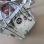 GUESS MINI CROSS BODY BAG กระเป๋าถือหรือสะพายรุ่นฮิตจาก GUESS FACTORY วัสดุ Saffiano PVC คุณภาพดี นิ่ม น้ำหนักเบา ด้านหน้าประดับด้วยโลโก้แบรนด์สุดหรู เปิดปิดกระเป๋าด้วยซิปสะดวกใช้ ด้านในโล่งกว้าง ซับในลายแบรนด์ สายสะพายยาวปรับได้ฟรีไซร์ ยาวสุด57cm. หูหิ้ว
