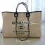 Chanel tote canvas bag จากงานพรีเมี่ยม VIP GIFT รุ่นดังเลยค้า Size ใหญ่อลัง บอกเลยว่า *งานดีที่สุด ตัวกระเป๋า กระเป๋าผ้าเป็นผ้า canvas เนื้อดีสมราคา สัมผัส นุ่มลื่นมือมากกกก อะไหล่เงินปั้มแบรนด์แท้ทั้งใบ ด้านหน้าปัก logo แบรนด์สุดหรู จุของได้เยอะมากก มีช่