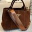 PRADA Suede Tote Bag กระเป๋าทรงโท้ทงานหนังกลับ สวยเด่นเป็นเอกลักษณ์มาก ดีไซน์เรียบแต่มากมีอยู่จริง สวยดูแพง ที่ไม่มีตอนนี้คือพลาด