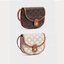 CELINE MINI BESACE IN TRIOMPHE CANVAS หรูหราไปกับกระเป๋าหนังแคนวาสลาย triompe ด้วยขนาดที่กะทัดรัดและดีไซน์ที่เรียบหรูนี้ จึงสามารถนำไปแมทช์กับการแต่งตัวได้ง่าย ไม่ว่าจะเป็นสไตล์การแต่งตัวเท่ ๆ จนถึงสไตล์การแต่งตัวน่ารัก ๆ เพิ่มความหรูหราและโดดเด่นด้วยการต