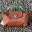 LONGCHAMP LE PLIAGE ORIGINAL Pouch with handle กระเป๋าถือขนาดมินิทรงpouch ให้ความหรูหราจาก Le Pliage (เลอ ปลิยาจ) ในขณะที่ที่ปิดแบบซิปช่วยให้คุณมั่นใจได้