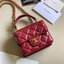 หนังแท้ VIP GIFT CHANEL MINI BLACK BAG รุ่นยอดนิยมไอเท็มฮิตวัสดุหนังแท้เรียบสวยคลาสสิคเปิดปิดด้วยฝาปิดกระดุมด้านหน้ามีโลโก้แบรนด์อะไหล่ทองสวยหรูดูดีมากกกก มาพร้อมสายโซ่ทองร้อยหนังจะสะพายไหล่ หรือ Crossbody ก็ดูดี ภายในโล่งกว้าง ตัวจริงสวยน่าใช้ Chanel min