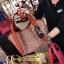 COACH HADLEY HOBO signature canvas กระเป๋าถือหรือสะพายข้าง เรียบหรู ลาย signature brand ปรับเปลี่ยนได้ 2 ทรง เปิด-ปิด กระดุมแม่เหล็ก พร้อมตะขอเกี่ยว ภายในกว้าง จุของได้เยอะ มีสายสะพายยาวถอดได้ ปรับระดับได้ค่ะ สวยหรูดูดี ใบนี้ไม่ควรพลาดค่า