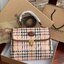 Burberry london kelly bag vintage with strap Gift Bag เป็นขนาดที่พอเหมาะกับการใช้ในชีวิตประจำวัน รูปทรงคลาสสิกที่ไม่ทิ้งในเรื่องของคุณสมบัติการใช้งานลวดลาย Vintage Check ที่ถือว่าเป็นสัญลักษณ์อันเก่าแก่ของแบรนด์ เสริมทุกสไตล์การแต่งตัวได้แบบไม่มีตกยุค พร้