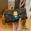 LV Mini Pochette Métis East West กระเป๋าสะพายทรงพอชไซส์มินิมัลติฟังก์ชั่น ลาย Monogram ตัวล็อกแบบ S-lock ดีไซน์คลาสสิควินเทจ โดดเด่นด้วยลวดลายละมุน ขนาดกำลังสวย ประหยัดพื้นที่ มาพร้อมสายคล้องโซ่ถอดได้ ไอเท็มที่เหมาะในทุกโอกาส คุ้มค่าจริงๆจ้า