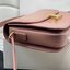 หนังแท้ CELINE TRIOMPHE CROSSBODY BAG ดีไซน์ยอดนิยมสไตล์สาว LISA ทรงสี่เหลี่ยมหนังสวยหรูอยู่ทรงเปิดปิดด้วยฝาปิดโลโก้แบรนด์อะไหล่ทอง ภายในมีช่องหลัก ช่องย่อย และช่องซิป สามารถใส่มือถือของใช้จุกจิกได้เยอะ มาพร้อมสายสะพายหนังยาวปรับระดับได้ จะสะพายไหล่ CROSS