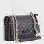 Guess elliana convertible flap over crossbody กระเป๋าสะพายจาก GUESS ดีไซน์กระเป๋าทรงทันสมัย ผลิตจากวัสดุคุณภาพดี ตัดเย็บอย่างพิถีพิถัน