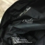 Victoria's Secret Canvas Tote Bag กระเป๋าสะพายวัสดุแคสวาสสีครีม ด้านล่างเป็นกลิตเตอร์ สกรีนชื่อแบรนด์ ฐานกระเป๋าเป็นหนัง ด้านหน้ามีช่องเล็กไว้ใส่ของได้ เปิดปิดด้วยซิป ซับในลายแบรนด์ มีช่องซิปเล็กแยกใส่ของ1ช่อง จุของได้เยอะมาก