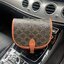 CELINE MEDIUM FOLCO BAG IN TRIOMPHE CANVAS หากใครที่กำลังมองหากระเป๋าสะพายข้าง ขนาดกะทัดรัด และเรียบหรู ต้องใบนี้เลยค่ะ เป็นกระเป๋าเปิดปิดแบบแบบฝาผับที่มีรูปทรงโค้งและที่ล็อกรูปทรงคล้ายเข็มขัด อีกทั้งยังสะท้อนความสวยสไตล์สาวปารีสได้อีกด้วย ด้านในของรุ่นนี