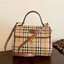 พรีเมี่ยมกิ๊ฟแท้ 100% 】Burberry london kelly bag vintage with strap Gift Bag กระเป๋าถือหรือสะพายไหล่ วัสดุ canvas ภายในโล่ง มี1ช่องซิป มีสายยาว มีฐานกันกระแทก ถอดสายได้ คุณนายสุดๆ ไม่ควรพลาดจริงๆค่า