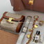 CELINE SHORT WALLET กระเป๋าสตางค์ซีลีนใบสั้น สวยหรูอยู่ทรงมีโลโก้ด้านหน้าเปิดปิดด้วยฝาพับกระดุมแม่เหล็ก ภายในมีช่องแบ่งหลายช่อง มีช่องใส่บัตรหลายช่อง มีช่องใส่เหรียญ ช่องใส่ธนบัตร ใส่แบงก์พันได้เยอะเหมือนกระเป๋าสตางค์ยาว ไอเท็มแนะนำพร้อมส่งที่ไทยในราคาสุด