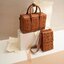 M.C.M SMALL E/W SOFT BERLIN CROSSBODY IN VISETOS ไอเท็มใหม่ในดีไซน์ทรงกระเป๋าเดินทางแบบคลาสสิค ย่อส่วนมาให้ใช้งานได้แบบสบายๆ พกพาสะดวก แมทช์ได้ทุกสไตล์ ใช้ได้แบบ unisex ใช้งานง่ายด้วยหูจับในตัว และซิปหลัก อะไหล่สีดำดูมีมิติตัดกับสีน้ำตาลคอนยัคได้เป็นอย่าง