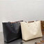 BURBERRY Embossed Crest Leather Tote Bag กระเป๋าสะพายทรงชอปปิ้ง หน้าปั้มโลโก้แบรนด์ งานหนังทั้งใบ ซับในลายออริจินอลแบรนด์หรูมากค่ะ จุของได้เยอะ ใบใหญ่ทรงสวย ภายในโล่งกว้าง สามารถใส่กระเป๋าสตางค์ยาว มือถือ ของใช้ได้เยอะ งานตัวจริงสวยน่าใช้มากค่ะ พร้อมส่งที