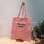 PRADA RAFFIA TOTE BAG สวยไม่ซ้ำใคร สไตล์บีช เหมาะมากกับการสะพายไปเที่ยวทะเล หรือจะใช้ในวันสบายๆก็ตอบโจทย์ กับกระเป๋าสะพายสานใบใหญ่ ตัวกระเป๋าเป็นวัสดุสังเคราห์จากธรรมชาติ