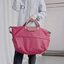 LONGCHAMP LE PLIAGE CLUB TRAVEL BAG กระเป๋าขนาดใหญ่สำหรับการเดินทาง เราเรียกที่นี้ว่า travelling bag รุ่นคลาสสิค มาพร้อมสายสะพายยาวที่ปรับและถอดออกได้ ความพิเศษของรุ่นนี้ที่ครองใจนักเดินทางทั่วโลก คือซิปรอบตรงกลางตัวกระเป๋า สามารถเปิดซิปเพื่อขยายขนาดและพั