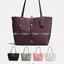 COACH MARKET TOTE กระเป๋าถือใบใหญ่ทรง TOTE ทรงกระเป๋าสวยหรู กระเป๋าใบใหญ่ใส่ของได้เยอะ Tote bag อีกหนึ่งรุ่นฮิต ให้พื้นที่จุของกว้างขวาง เชื่อว่าต้องเคยผ่านตาสาว ๆ มาก่อนแน่นอนค่ะ เพราะเป็นกระเป๋าที่ใช้งานง่าย สะพายไหล่ไปได้ทุกที่ ทุกโอกาส ด้วยขนาดของกระเ