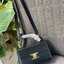 Celine Triomphe shoulder handbag Bag / Celine box triomphe in Natural Calfskin Tan กระเป๋าสะพายเรียบหรูและดูทันสมัยใบนี้ออกมา ให้คุณเลือกสะพายในชีวิตประจำวันเข้ากับการแต่งตัวสบาย ๆ หรือถอดสายถืงออกงานปาร์ตี้สังสรรค์ ก็ช่วยให้คุณดูโดดเด่นได้เช่นกัน นอกจากน