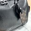 OP ORI หนังแท้ | LV Speedy Cargo Vibe Bag กระเป๋าถือคอลเลกชัน Vibe ผสานดีไซน์ดั้งเดิมยุค'30s เพิ่มความเท่ล้ำสมัยสไตล์นีโอร็อค หนังแท้แวววาวตกแต่งแอดเดรสแท็กลาย Monogram