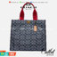 COACH Tote 34 In Signature Chambray หากคุณกำลังมองหากระเป๋าที่มีดีไซน์แปลกตา ไม่ค่อยเหมือนที่พบเห็นทั่วไป ต้องเป็นรุ่นนี้เลยค่ะ นอกจากจะผลิตจากผ้าแชมเบรย์ซึ่งมีน้ำหนักเบาแล้ว ยังให้สีสันคล้ายกับสียีนส์ สายสะพายและหูหิ้วสไตล์สปอร์ต ที่สำคัญยังมีหมุดปิดกระเ