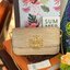 Tory Burch Eleanor Crocodile-Embossed Phone Crossbody Bag จุดเด่นของรุ่นนี้คือดีไซน์ออกมาในสไตล์คลาสสิกที่มาพร้อมกับฮาร์ดแวร์ที่ทำจากวัสดุทองเหลืองและสายสะพายโซ่เกลียวสีทอง ซึ่งการออกแบบได้รับแรงบันดาลใจมาจากเครื่องประดับ รูปทรงกะทัดรัดจึงสามารถสะพายใช้งา