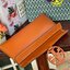 Tory burch Miller Metal clutch กระเป๋าคลัทช์ดีไซน์เรียบหรูออกแบบมาได้อย่างลงตัว ด้วยรูปทรงที่สวยงามและทันสมัย จากแบรนด์ Tory Burch ขนาดกำลังดี สามารถใส่กระเป๋าสตางค์หรือเครื่องสำอางค์ได้ตามขนาดกระเป๋า ในเรื่องของดีไซน์และอะไหล่สีทองดูแมทช์กันดีกับกระเป๋า 