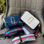 Marc Jacobs Snapshot Bag กระเป๋าแบรนด์ดังจากสัญชาติอเมริกัน นับได้ว่ารุ่นนี้เป็นรุ่นทรงฮิตเลยทีเดียว โดยด้านหน้ากระเป๋าจะเป็นโลโก้แบบโลหะที่เป็นสัญลักษณ์ของแบรนด์นี้ มาพร้อมสายสะพายที่จะสะพายยังไงก็ดูโดดเด่น เพราะขนาดใหญ่ที่สกรีนตัวอักษรโลโก้ ในรูปแบบต่าง