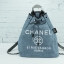 ทรงขนมจีบ premium gift จากแบรนด์ Chanel โลโก้ปัก ผ้า canvas เนื้อหนาอย่างดี มีซับใน ด้านหน้าปักโลโก้แบรนด์หรู จุดเด่นที่เป็นเป้สะพายด้านหลัง หรือสะพายด้านข้างก็ได้