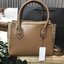 Don't Miss! CHARLES & KEITH DOUBLE ZIP STRUCTURED BAG กระเป๋าถือหรือสะพายรุ่นยอดนิยมขนาดใหญ่กำลังดี หนังเรียบสวยอยู่ทรงด้านหน้ามีโลโก้แบรนด์อะไหล่ทองนูน เปิดปิดด้วยซิป ภายในกว้างจุของได้เยอะ ใส่ Ipad กระเป๋าสตางค์ หนังสือ ของใช้ได้จุ มาพร้อมสายสะพายย