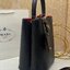 22cm Medium Prada Panier Saffiano Leather Bag / PRADA Saffiano Bucket Bag กระเป๋าสะพายทรง bucket ไซส์ใหญ่ ตอบโจทย์กับไลฟ์สไตล์คนรุ่นใหม่ที่ชอบพกพาของเยอะ ภายในโล่งกว้าง ใส่ของสำคัญได้เลย รีบจับจองกันน้า ราคาสุดคุ้มแบบนี้ ตำเลย!