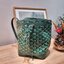 GOYARD PETITE FLOT BUCKET BAG กระเป๋าสะพายทรงบัคเก็ต ที่ดีไซน์สะดวกต่อชีวิตมาก รูปทรงคลาสสิค ดีไซน์เป็นเอกลักษณ์ สดใสทุกสี ดูผู้ดีในตัว วัสดุหนังแคนวาสพิมพ์ลายสวยคม ปากกระเป๋ารูดเปิด-ปิดได้ตามชอบ ภายในเป็นช่องโล่ง ใส่กระเป๋าสตางค์ มือถือ ได้ครบถ้วน มาพร้อ