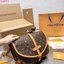 LV SAUMUR MM MONOGRAM BAG / LV Crossbody bag กระเป๋าสะพายพิมพ์ลายโมโนแกรมสุดหรูจากแบรนด์ดัง รูปทรงใช้งานง่าย ภายในจุของได้เยอะ ตอบโจทย์ให้กับทุกลุคทุกสไตล์ ใช้เป็น every ได้เลยค่ะ