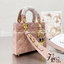DIOR Lady / Small Lady Dior Bag Cannage Lambskin กระเป๋าสุดไอคอนิก รูปทรงสีเหลียม ขนาดกระทัดรัด ตั้งอยู่ทรง ฐานกระเป๋าแข็งแรง มีหมุดรองฐาน ดีไซน์เอกลักษณ์เฉพาะตัว ด้านหน้าตกแต่งด้วยตัวอักษร D.I.R ห้อยเป็นพวงกุญแจ จะถือหรือสะพายไหล่ก็ดูดีมากๆ ค่ะ