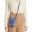 TORY BURCH MILLER METAL PHONE CROSSBODY อีกหนึ่งกระเป๋าใส่มือถือรุ่นฮิตที่เชื่อว่าหลาย ๆ คนต้องเคยเห็นผ่าน ๆ ตามาอย่างแน่นอน กับแบรนด์ Tory Burch ดีไซน์กระเป๋าทรงฝาพับแม่เหล็กใช้งานง่าย มาพร้อมดีเทล Logo สีเดียวกับเฉดสีของกระเป๋า แต่ยังมีความน่ารักด้วยทรง