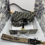 DIOR Saddle Bag Oblique Embroidery กระเป๋ารุ่นยอดนิยม ตามแบบฉบับแบรนด์ งานผ้าแจ็คการ์ดลาย Oblique ลูกเล่นห้อยด้วยตัวอักษร D ตรงหูหิ้วมีกิมมิค CD สีทอง มาพร้อมสายสะพายครอสบอดี้ เรียกว่าจะถือก็ปั้วะ จะสะพายก็ปังไม่ไหว เก็บทุกรายละเอียดงานเป๊ะมากค่ะ
