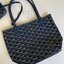 GOYARD ANJOU TOTE MINI กระเป๋าทรงโท้ตมินิ ขนาดกำลังน่ารัก แต่ภายในโล่งกว้าง ใส่ของได้เยอะพอสมควรเลยค่ะ ดีไซน์ทรงสวยน่าใช้ แค่ถือเก๋ๆ หรือคล้องไหล่มั่นๆ สวยได้ทุกลุคไปเลยจ้า