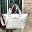 Longchamp LE PLIAGE CUIR TOP HANDLE BAG S เรียกว่าเป็นกระเป๋าอีกหนึ่งรุ่นที่ไม่ว่ายังไงก็ฮอตฮิตและติดเทรนด์ตลอดไม่เคยเปลี่ยนกับ ทรง Le Pliage Cuir หนึ่งในตระกูลกระเป๋าสุดไอคอนิกจากแบรนด์ เมื่อรุ่น Le Pliage Cuir ในรูปแบบของหนังแกะ Metis ได้ถือกำเนิดขึ้นใน