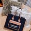 BURBERRY FRAGRANCES LARGE TOTE BAG วัสดุ Canvas & Leather ทรงเหลี่ยมมาในสี TwoTone ดีไซน์สวยอยู่ทรงสไตล์ Casual ด้านหน้ามีช่องใส่ของ ภายในโล่งกว้างและจุสุดๆสามารถใส่เอกสารA4 หนังสือ ของใช้ได้เยอะ น้ำหนักเบา อะไหล่แบรนด์สีทองหรู หูหิ้วหนังสะพายไหล่ได้ พร้อ