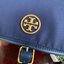 ของแท้ 💯% Tory Burch logo patch satchel bag อีกหนึ่งแบรนด์ดังจากนิวยอร์ก ที่เหล่าดาราเซเลปใช้กันทั่วโลก ด้วยดีไซน์ที่เป็นเอกลักษณ์ เข้ากับยุคสมัย วัสดุ Nylon waterproof ที่แข็งแรงและทนทาน