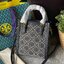 Tory burch t monogram jacquard mini tote ลวดลายT monogram ด้วยโลโก้สุดไอคอนนิคของแบรนด์ โดดเด่นด้วยกราฟฟิคและดีไซน์ ออกมาในหลายรูปแบบหลายคอลเลคชั่น แต่ละคอลเลคชั่นสวยหรูไม่แพ้กัน ทรงมินิโท้ท ขนาดกำลังดี ใช้งานง่าย ก็เป็นอีกหนึ่งรุ่นที่ทันยุคทันสมัยที่สาวๆ