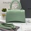 หนังแท้ BALENCIAGA HOURGLASS TOP HANDLE XS Shiny crocodile embossed calfskin การสร้างสรรค์ที่มีเอกลักษณ์เฉพาะตัว หรูหรา โทนสีโดดเด่น วัสดุหนังแท้ลายจระเข้ ภายในโล่งกว้างหนังแนปป้าอย่างดี เกรดออริจินอล ตอบโจทย์ได้ทุกลุค ทุกไลฟ์สไตล์ ภาพสินค้าถ่ายจากงานขายจ