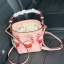 Kate spade new york Flamingo Pippa Bucket Bag 🍭รุ่นแนะนำ ราคานี้หายากแล้วจร้าา กระเป๋าหิ้วหรือสะพายข้างได้ ทรงถัง วัสดุหนังแกะแท้ สัมผัสหนังนิ่มมือดีมากๆค่ะ ด้านหน้าแต่งรูป Flamingo ดูเก๋มากๆค่ะ มีอะไหล่แบรนด์ ปากกระเป๋าแบบหูรูด ภายในกระเป๋าโล่ง ใ