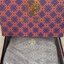 Tory Burch KIRA CHEVRON SMALL CAMERA BAG รุ่น Kira Chevron Small Camera Bag ตอบโจทย์คุณสาวๆ ได้อย่างละมุ่น สวยมาแต่ไกล ลุคหรูดูมีสไตล์ ดีไซน์เรียบหรู แต่ดูไฮไม่เบา..เพิ่มลวดลายด้วยการเย็บเย็บบนหนังเป็นลายเส้น (Chevron) ตกแต่งสายสะพายด้วยพู่ห้อยเกร๋ๆ สายยา