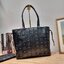 M.C.M SMALL REVERSIBLE LIZ SHOPPER IN VISETOS พร้อมเสิร์ฟความสวยให้ถึงบ้าน กับกระเป๋าทรงโท้ทไซส์ small ขนาดกำลังสวย แถมไม่พอ!! ยังมีใบลูกไปให้อีก สะพายแยกได้เก๋ๆด้วย!! ใครที่มองหากระเป๋าทรงโท้ทจุๆหน่อย ก็ต้องใบนี้เลย ดีไซน์ทรงสวยน่าใช้ โดดเด่นกว่าใคร ไม่ซ